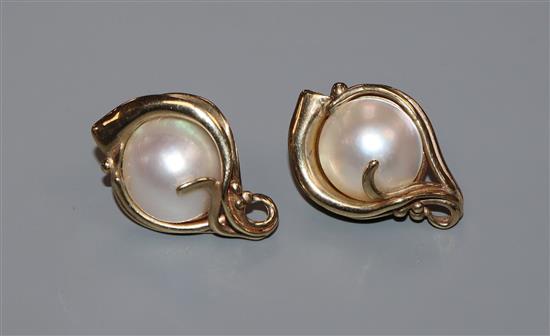 A pair of 9ct gold and mabe pearl set scrolling design earrings (no butterflies), 23mm.